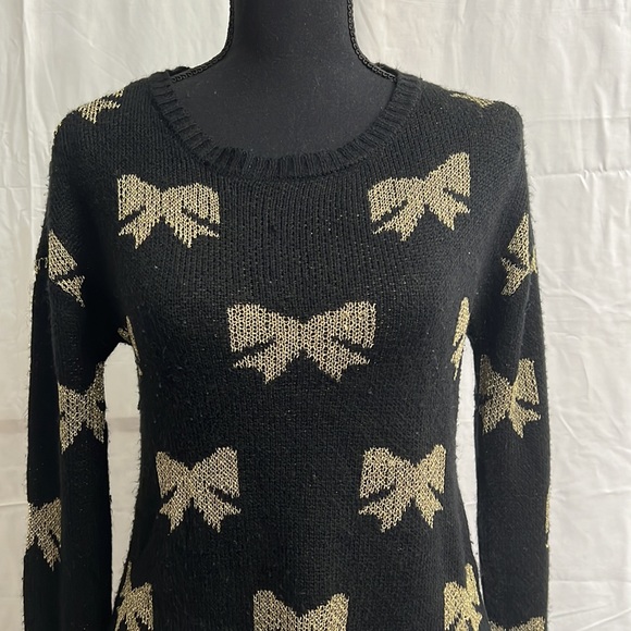 Absolutely beautiful Women’s Sweater - Picture 2 of 3